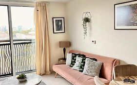 Central London Skyline View Highest Floor Service Apartment